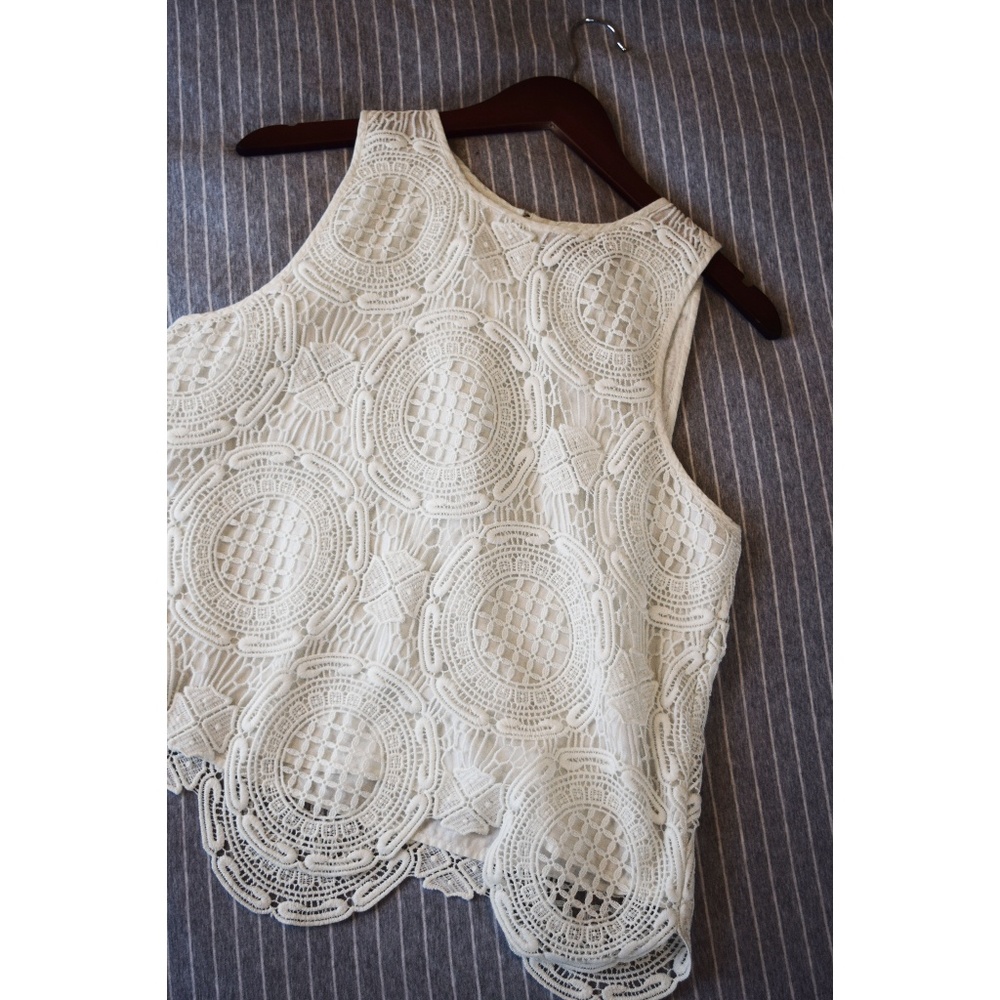 Banana Republic White | Cream Scalloped Lace top